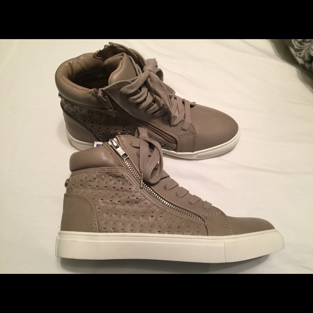 NWOT Steve Madden Ladies Sneaker